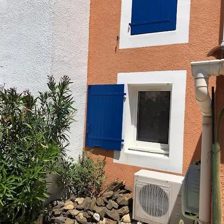 Holiday home Belle Petite Climatisee Dans Calme *